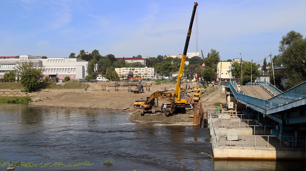 В Брянске в основание строящегося моста на набережной забили 800 свай