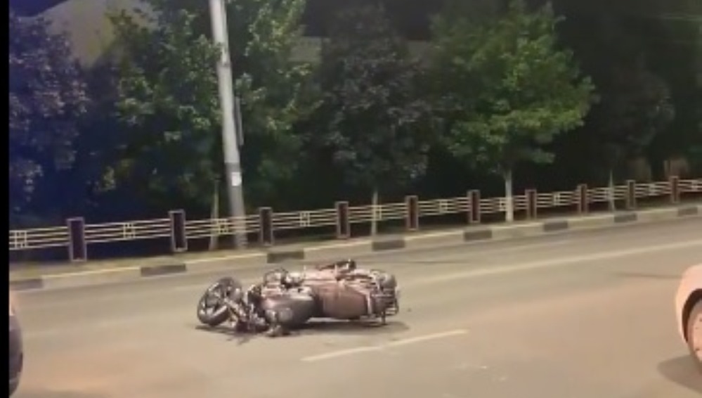 В Брянске возле Кургана Бессмертия мотоциклист попал под легковое такси