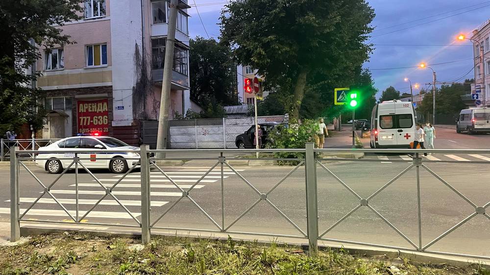 В Брянске на улице Фокина женщина на автомобиле сбила людей на тротуаре