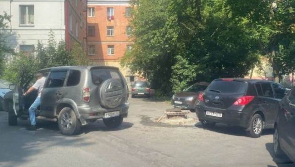 В Брянске у Сбербанка водитель повредил чужой автомобиль и скрылся