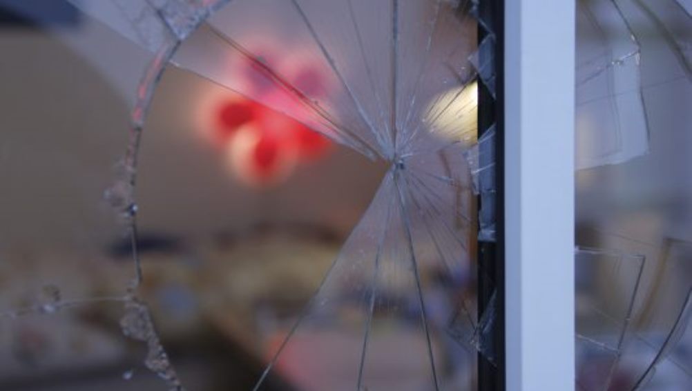 В Новозыбкове загадочные хулиганы разбили два окна закрытого кафе