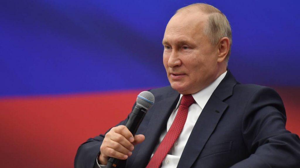 Путин распорядился поддержать россиян