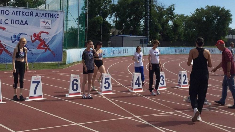 Брянские активисты «Молодой Гвардии Единой России» и участники движения «Волонтеры Победы» помогают проводить легкоатлетические соревнования