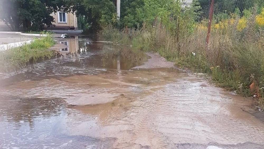 В Брянске на Московском проспекте из-под земли пробилась бурная река