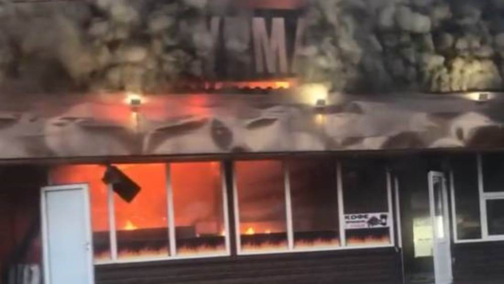 В Брянске на улице Литейной ночью сгорел ларек «Шаурма 24 House»