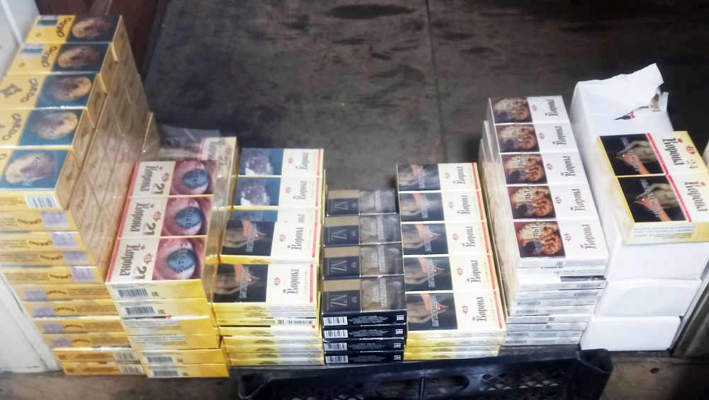 Брянские таможенники изъяли из магазинов 3 тысячи пачек контрафактных сигарет