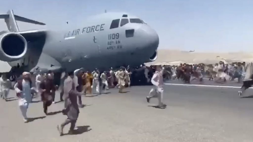 Уцепившиеся за улетающий самолет США афганцы упали и погибли