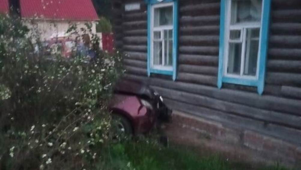 В Сураже Брянской области  легковой автомобиль врезался в такси и дом