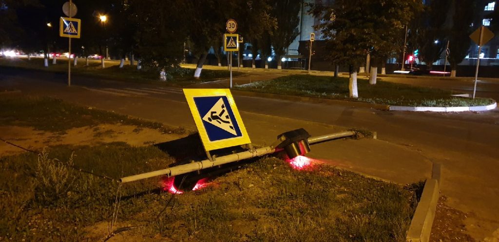 В Фокинском районе Брянска возле «Сельмаша» упал светофор