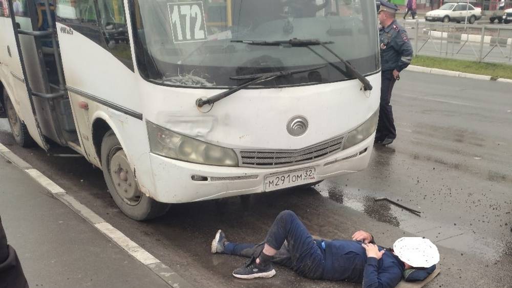 В Брянске ГИБДД опубликовала видео наезда маршрутки на упавшего мужчину