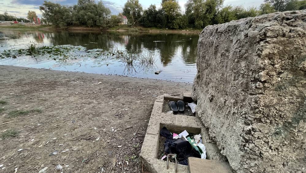 В Брянске бомжи и любители пива загадили берег реки Десны