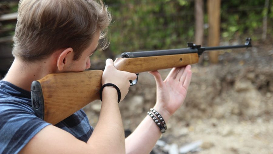 В Клинцовском районе 18-летний парень ранил из винтовки 13-летнего подростка