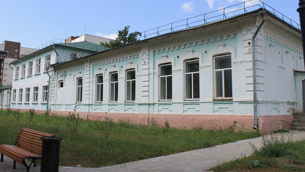 Жители Клинцов высказались за сохранение фасада 116-летнего здания школы