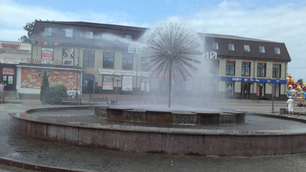 В Клинцах после ремонта главный фонтан стал обстреливать прохожих водой