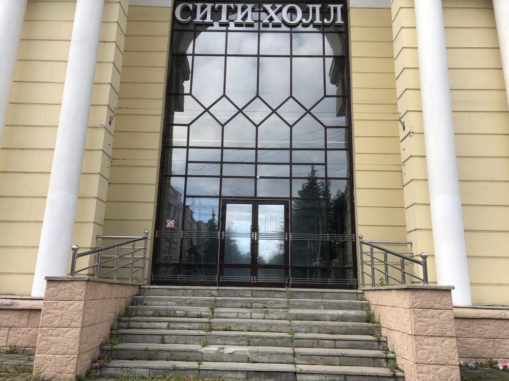 В Брянске закрытый «Сити холл» начал приходить в запустение