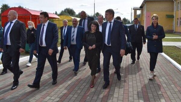Брянский губернатор Александр Богомаз посетил детский сад «Сказка» в Клетне