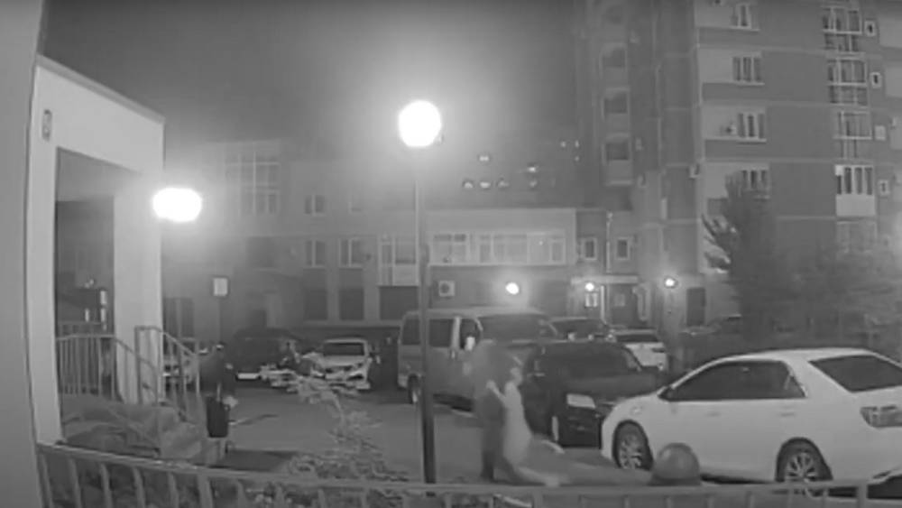 Появилось видео спасения женщины от пытавшегося ее зарезать бывшего мужа