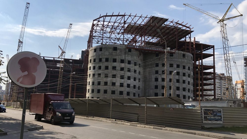 В Брянске началось строительство крыши ТРЦ «МегаГринн»