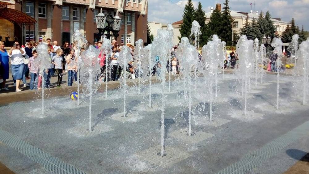 В брянском поселке Климово торжественно открыли фонтан