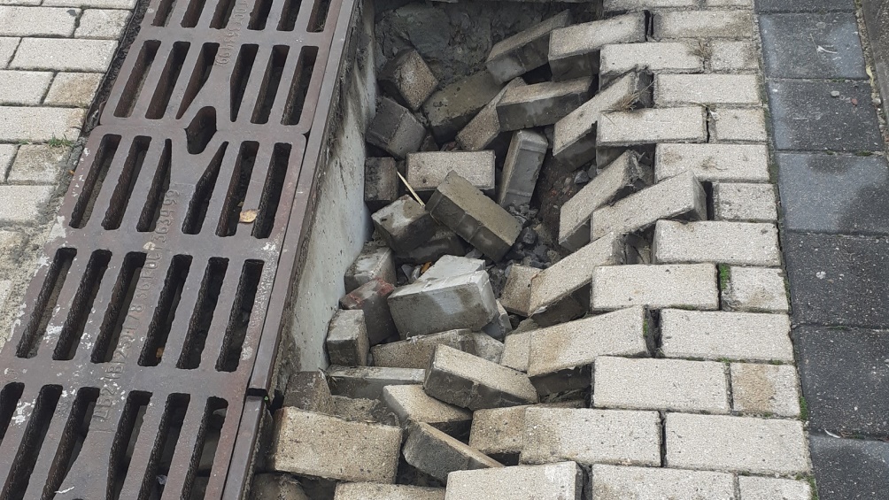 В Брянске провалилась тротуарная плитка на площади Партизан