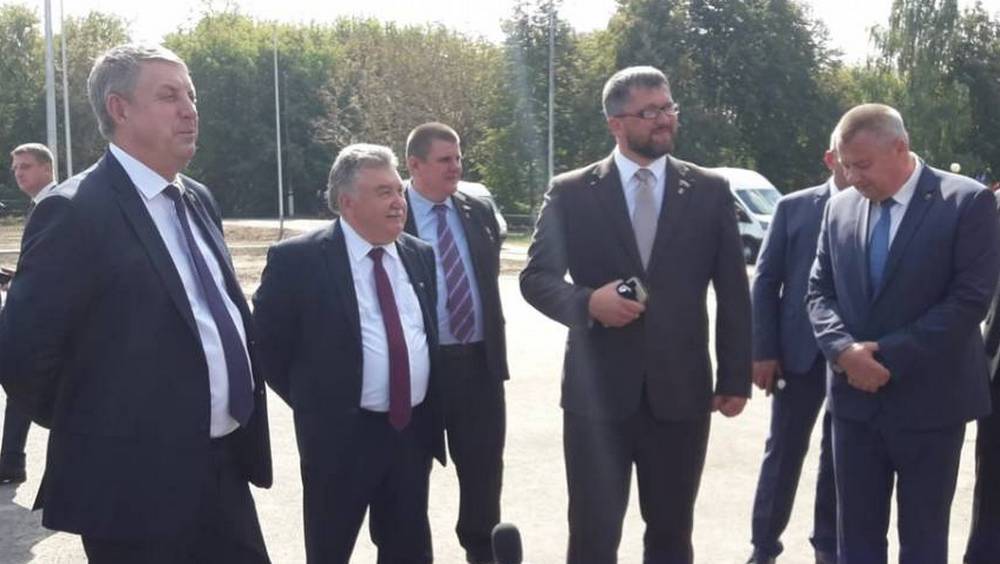 В ходе рабочего визита в Унечу губернатор Александр Богомаз побывал на стадионе «Локомотив»