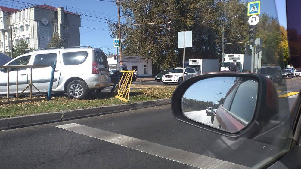 В Брянске на проспекте Станке Димитрова в ДТП попали три автомобиля