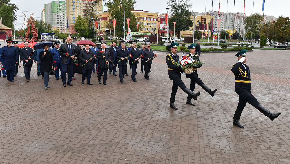 В Брянске руководители региона почтили память героев-освободителей