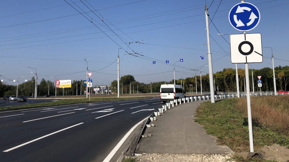 Брянская прокуратура обязала администрацию сделать тротуар у магазина Metro