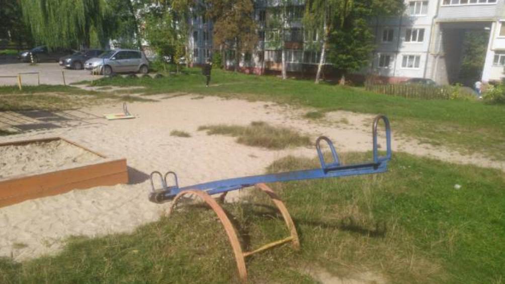 В Брянске пожаловались на опасную детскую площадку со сломанными качелями