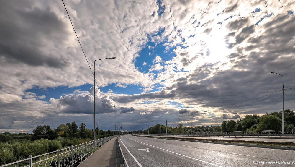 В Брянске на фоне роскошного неба сфотографировали новую дорогу