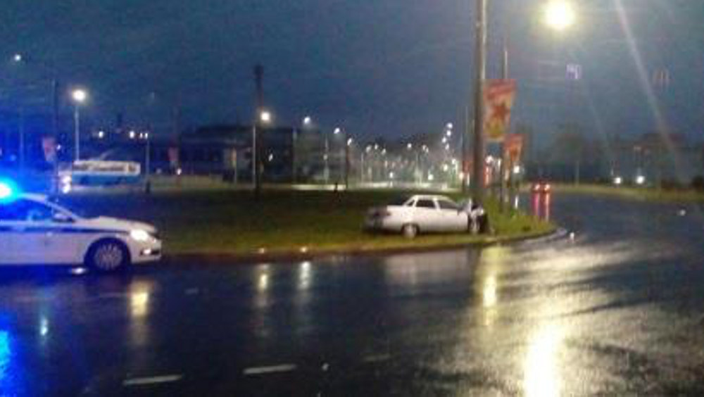 В Брянске погиб врезавшийся в столб на кольце у «Аэропарка» 22-летний водитель