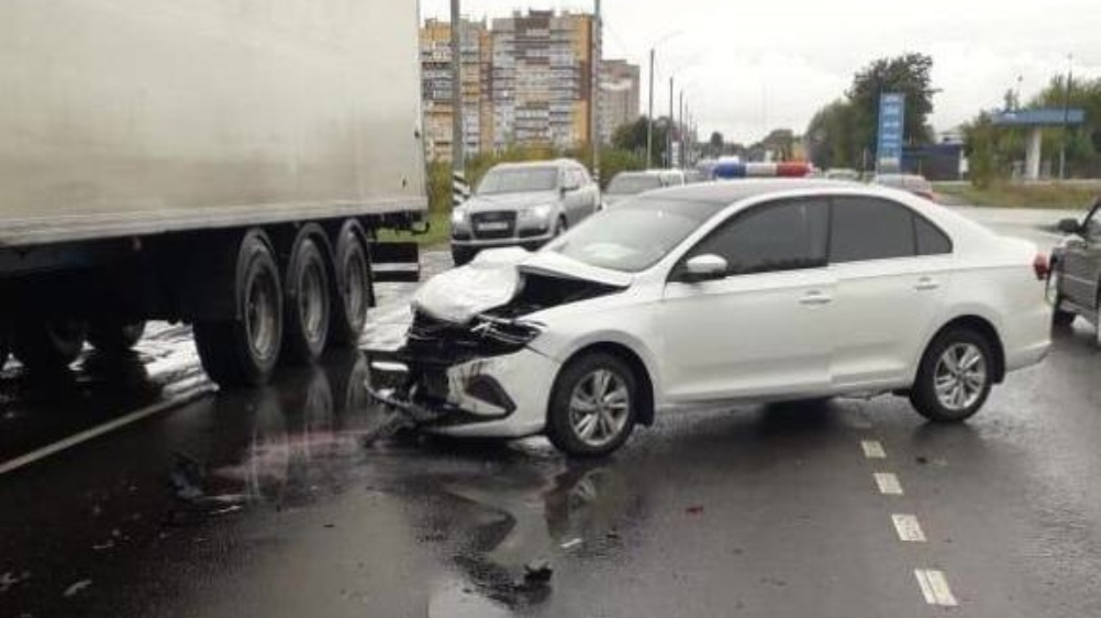 В Брянске на улице Бурова в ДТП ранен 29-летний водитель Nissan
