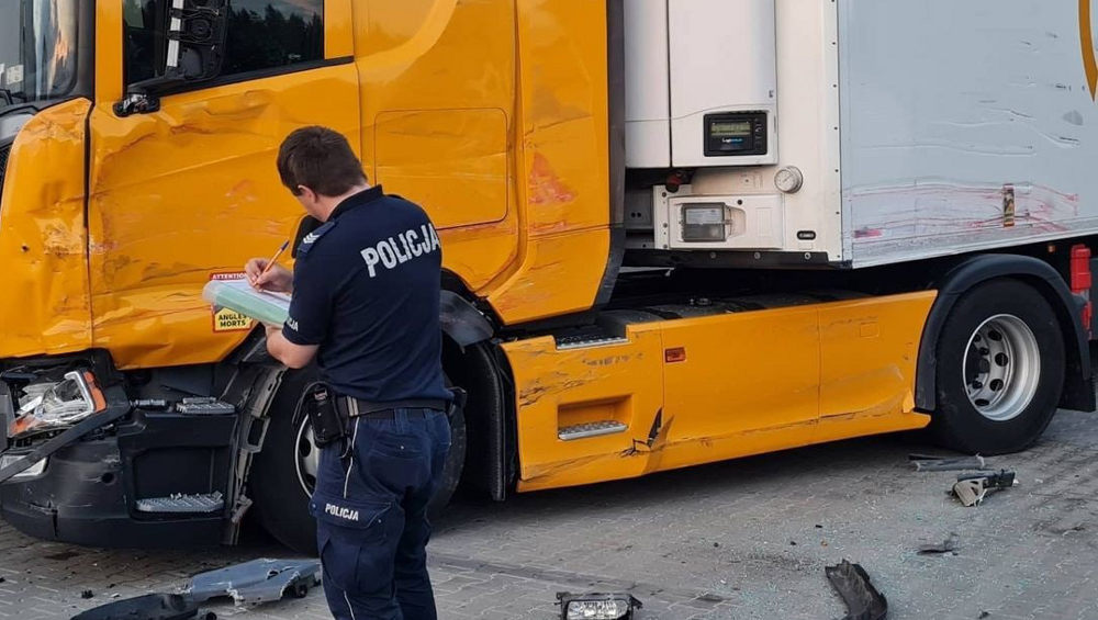Пьяный дальнобойщик из Брянска в Польше разбил на стоянке 6 фур