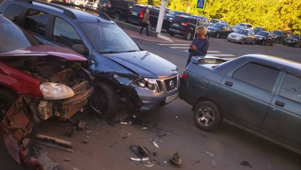 В центре Брянска возле здания УМВД произошло тройное ДТП