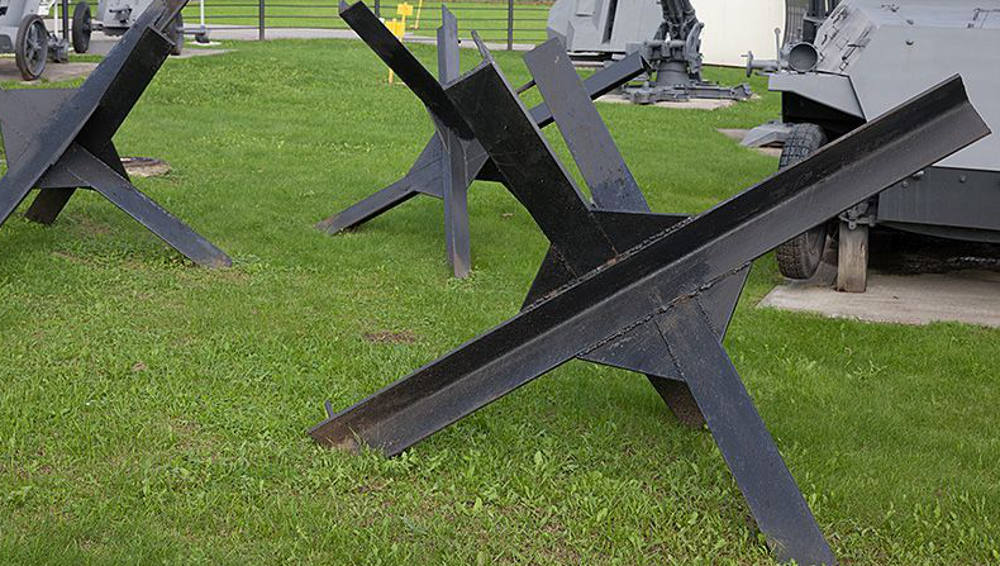 В Бежицком районе Брянска к 17 сентября установят макеты противотанковых ежей