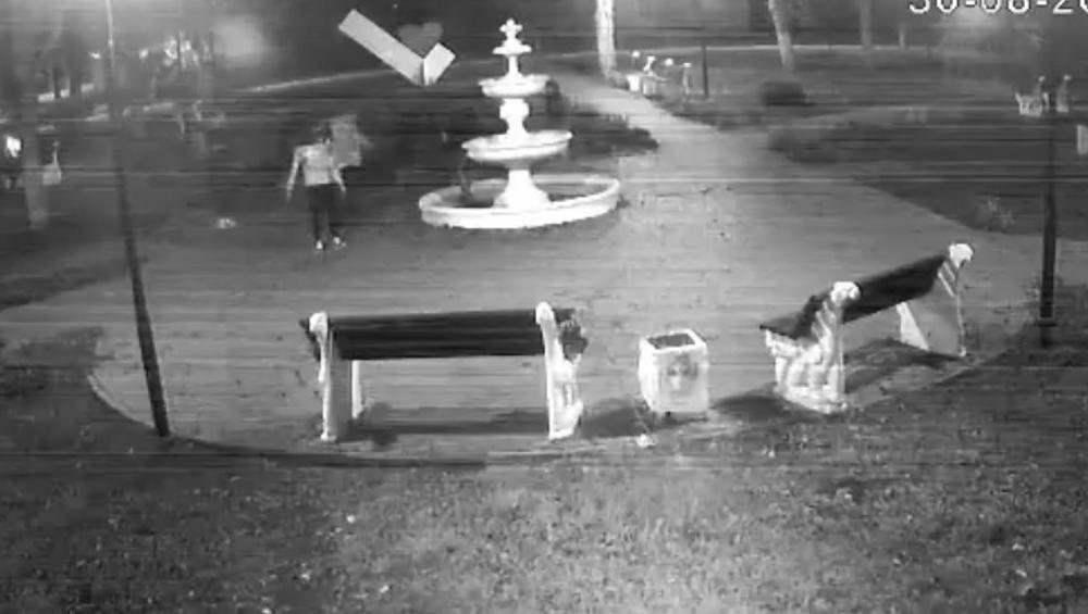 В Фокино повредившие фонтан подростки-вандалы попали на видео