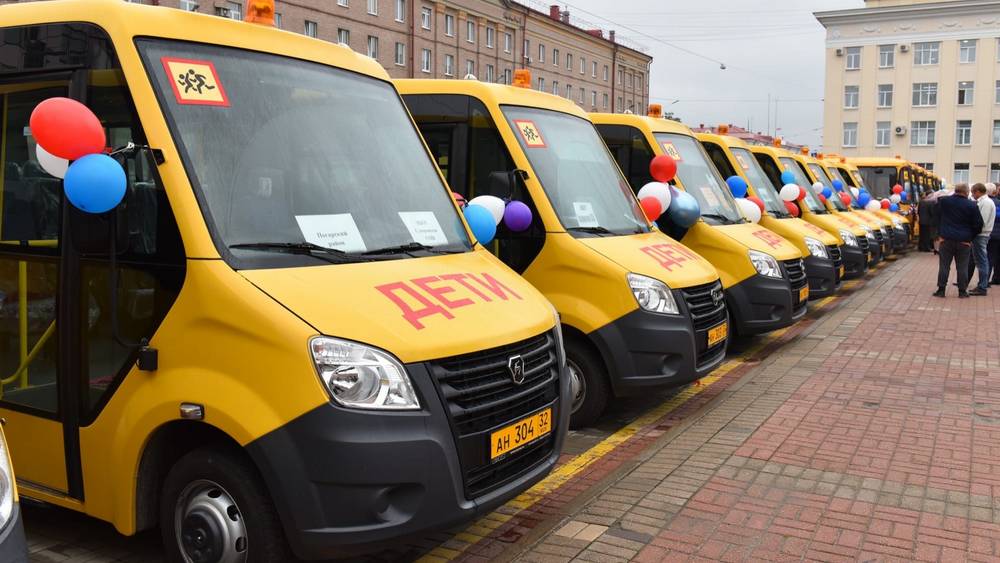 Церемония вручения ключей от 20 новых школьных автобусов прошла в Брянске