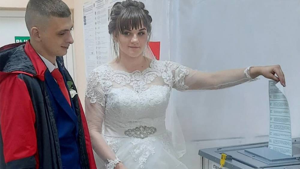 Брянские молодожены сыграли свадьбу на избирательном участке