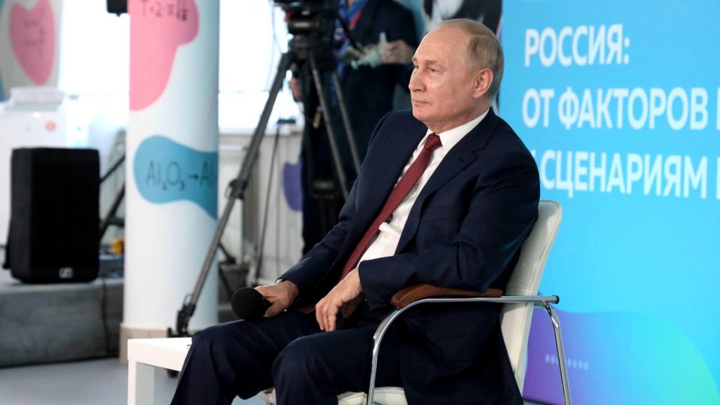 Путин порекомендовал школьникам не доверять информационному мусору