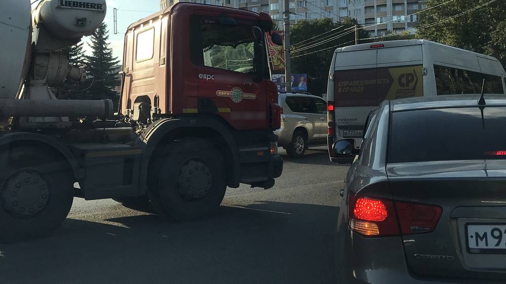 В Брянске вечером движение сковали большие автомобильные пробки