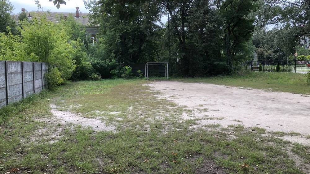 В Брянске обнаружили странный стадион, на который невозможно попасть