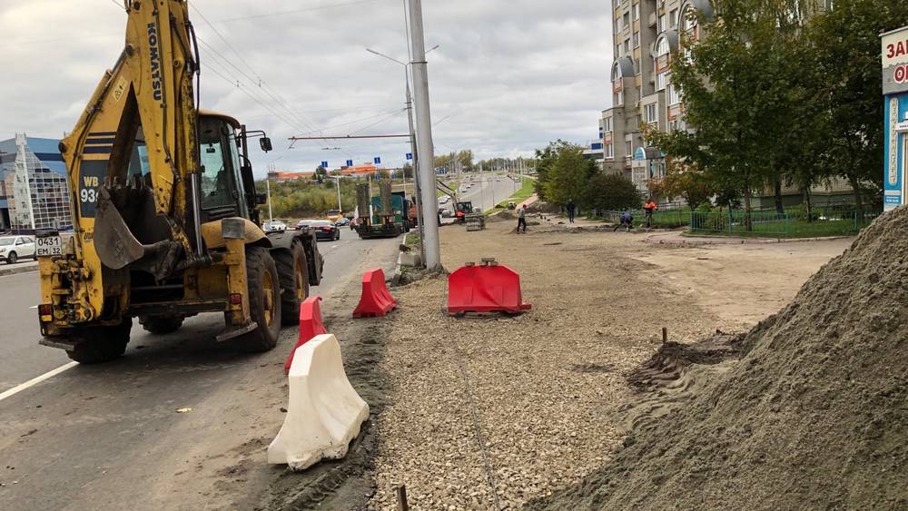 В Брянске началось строительство автостоянки на Авиационной улице