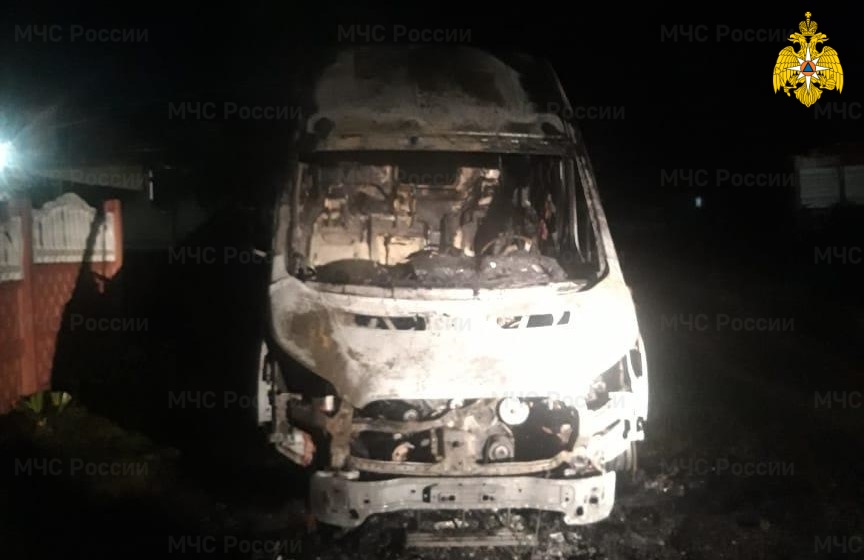 В Дятькове Брянской области сгорел микроавтобус Ford