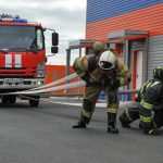 Брянские пожарные испытали себя в буксировке 5-тонного автомобиля