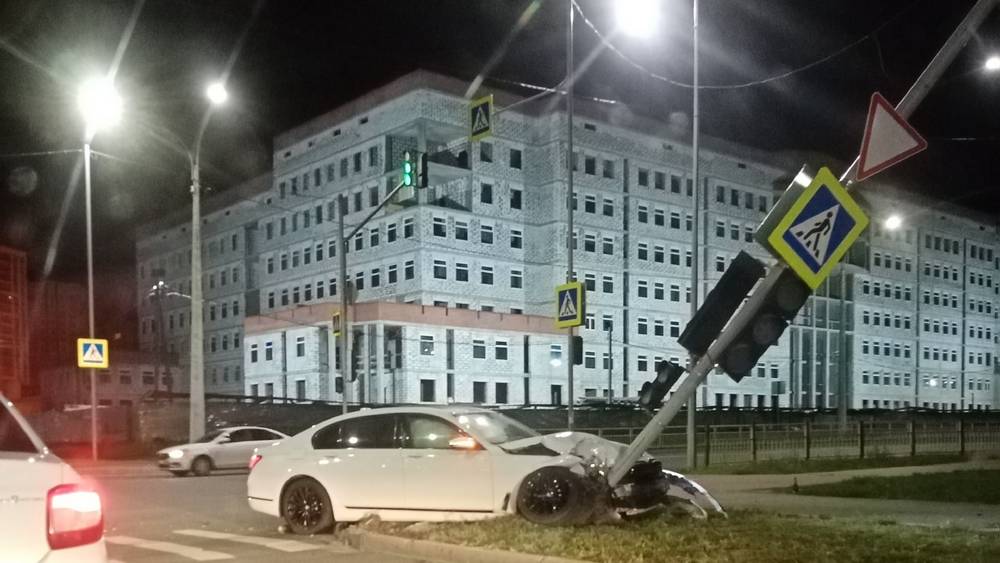 В Брянске автомобиль снес светофор возле строящегося здания УМВД