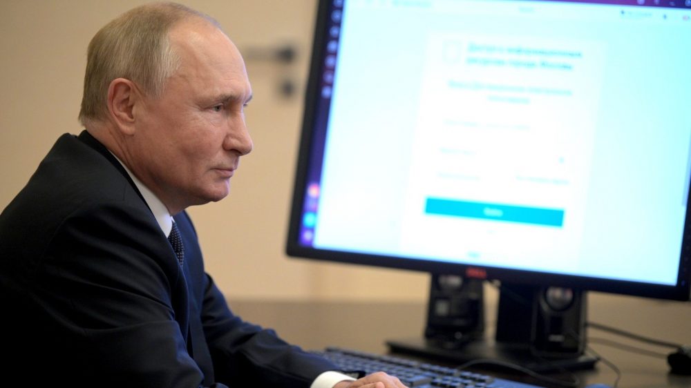 Владимир Путин проголосовал онлайн на выборах в Госдуму