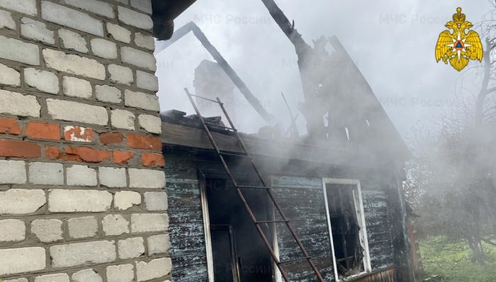 В Почепе Брянской области спасатели за час потушили горевший дом