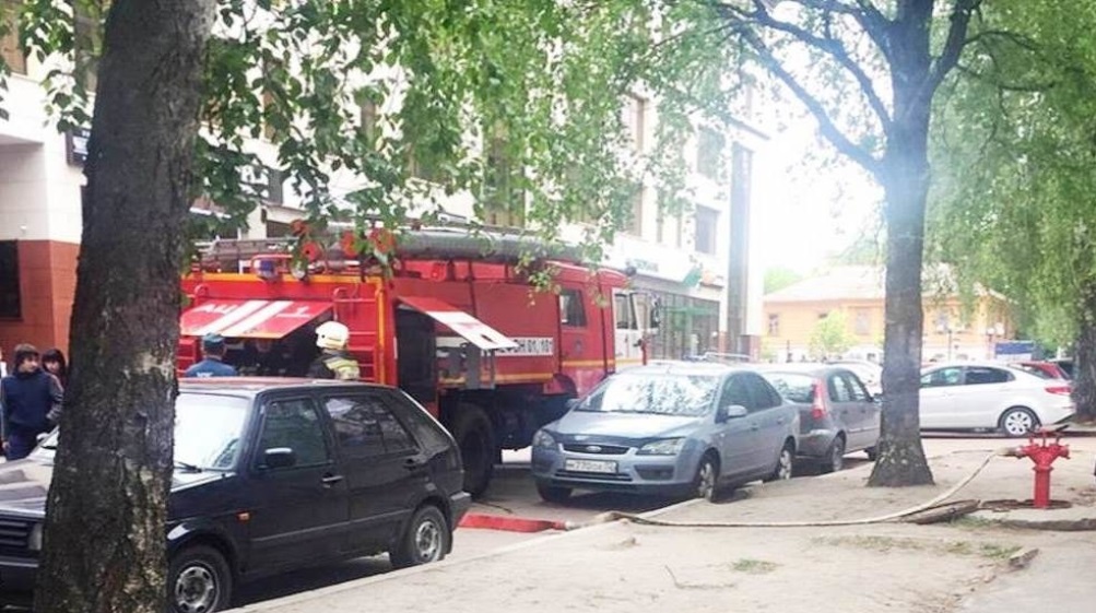 В Брянске автомобили 4 раза преградили путь спешившим на пожар спасателям