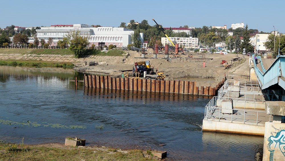 В Брянск для строящегося моста на набережной привезли первые шесть балок