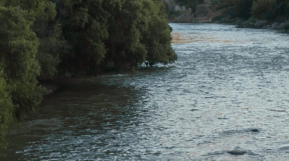 Следователи арестовали пытавшуюся утопить в реке 9-летнего сына женщину